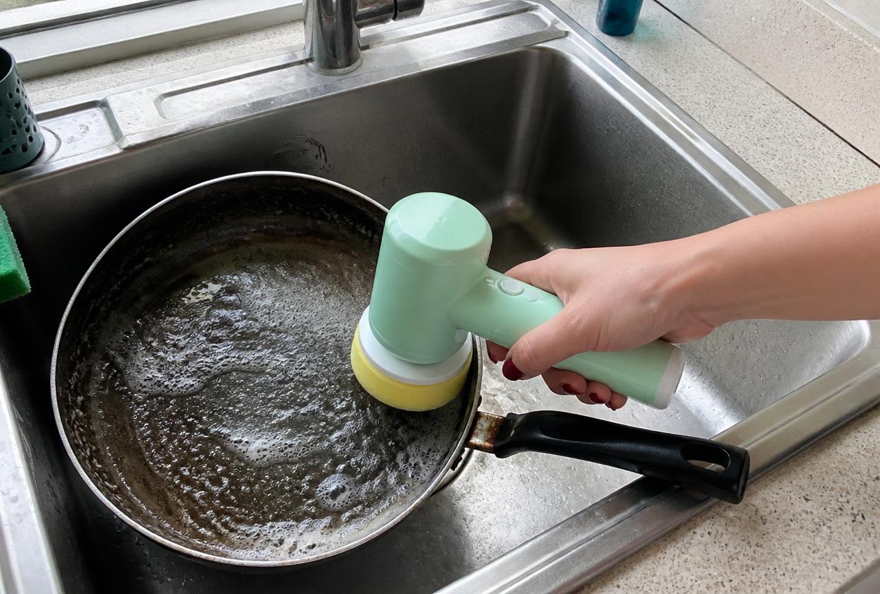 ScrubClean Pro mentre pulisce una padella incrostata nel lavello