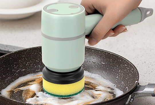 ScrubClean Pro in uso su una padella